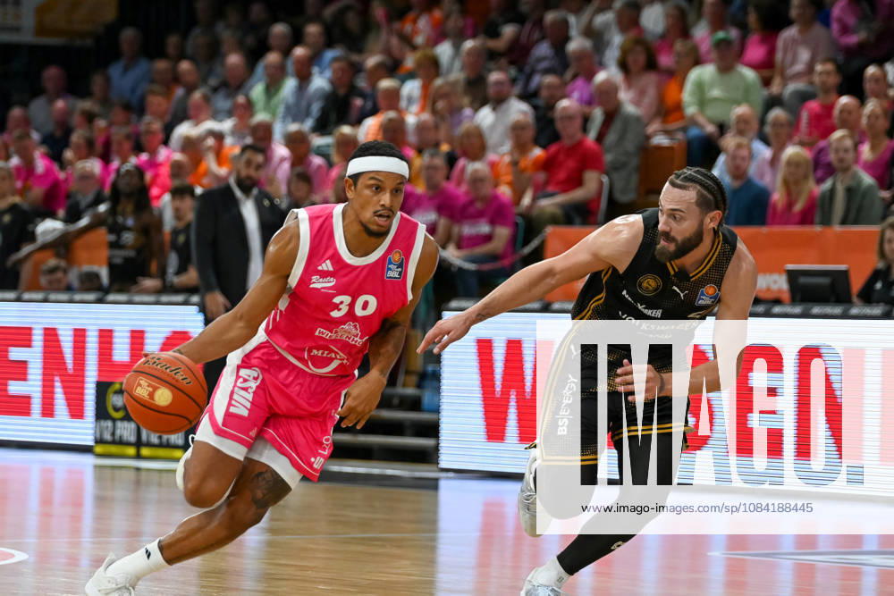 Nelson Weidemann (RASTA Vechta, 30) am Ball gegen Devin Askew (Basketball Loewen Braunschweig, 05) RASTA Vechta vs. Basketball Loewen Braunschweig , easyCredit Basketball Bundesliga, 4. Spieltag, Saison 2026 2027, 05.10.2026, RASTA Vechta vs. Basketball Loewen Braunschweig , easyCredit Basketball Bundesliga, 4. Spieltag, Saison 2026 2027, 05.10.2026 Vechta