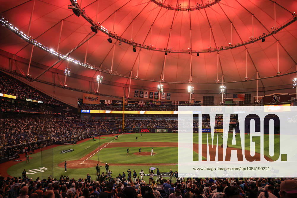 A general image of the field glowing orange for the win after game two of the ALDS for the 2026 MLB, Baseball Herren, USA Playoffs between the Tampa Bay Rays and the New York Yankees on October 5, 2026 at Tropicana Field. The Rays beat the Yankees 5-2. St. Petersburg USA - ZUMAh180 20261005_zsp_h180_107