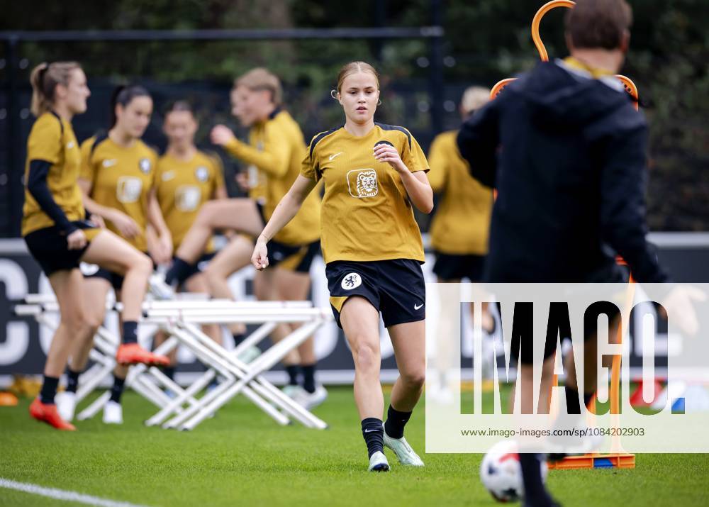 ZEIST - Sophie Proost during a training session of the Dutch women s football team in preparation for the World Cup qualifying match against Hungary. ROBIN VAN LONKHUIJSEN ANP ANPxSportx IVx 571667288 originalFilename: 571667288