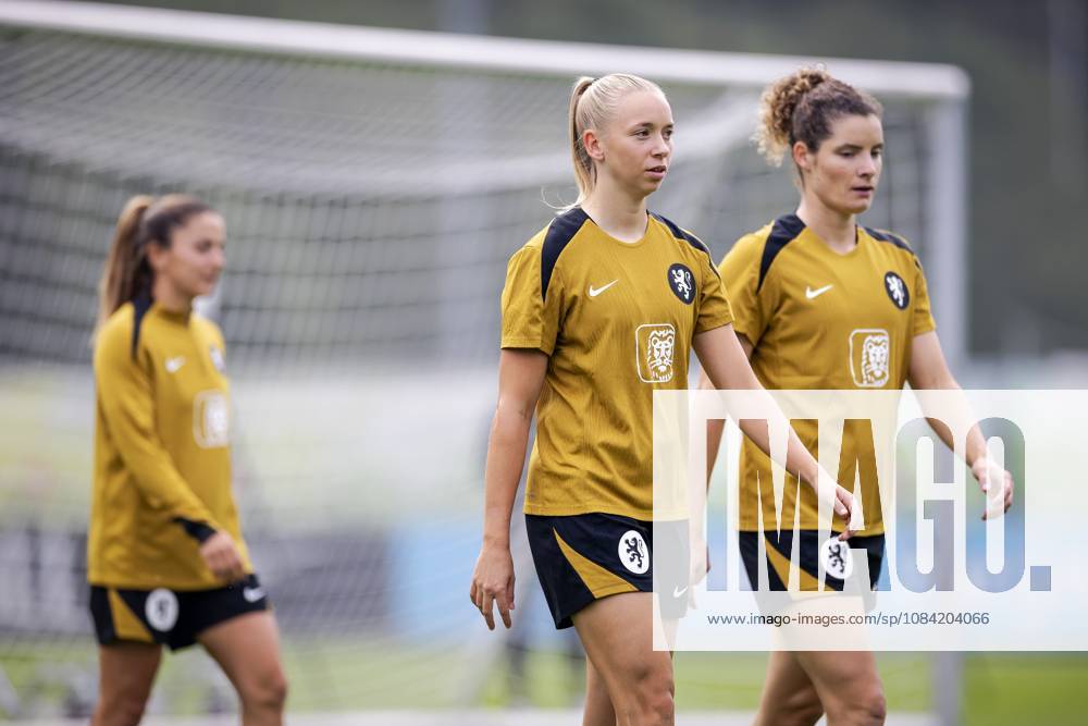 ZEIST - Ella Peddemors and Dominique Janssen during a training session of the Dutch women s football team in preparation for the World Cup qualifying match against Hungary. ROBIN VAN LONKHUIJSEN ANP ANPxSportx IVx 571674891 originalFilename: 571674891