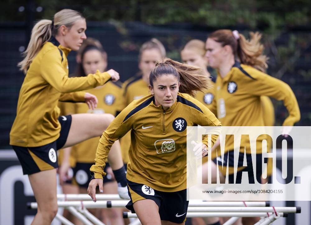 ZEIST - Daniëlle van de Donk during a training session of the Dutch women s football team in preparation for the World Cup qualifying match against Hungary. ROBIN VAN LONKHUIJSEN ANP ANPxSportx IVx 571675897 originalFilename: 571675897