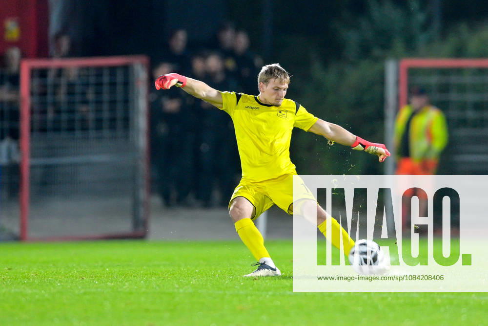 Erio Avdija (Torwart, Unterhaching, 1) am Ball, Freisteller, Einzelbild, Aktion, Action, 06.10.2026, Unterhaching (Deutschland), Fussball, BFV Verbandspokal, Viertelfinale, SpVgg Unterhaching - SSV Jahn Regensburg