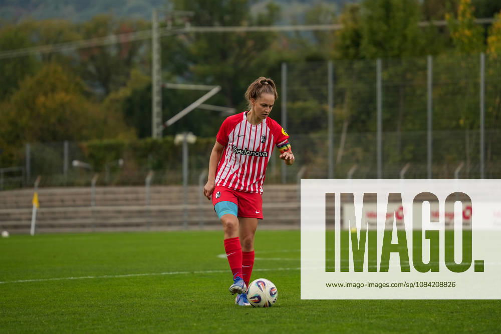 Deutschland, Freiburg, Frauen-Regionalliga Süd 2026 27 - SC Freiburg U20 vs. SC Dortelweil, Juliane Hess (SC Freiburg, 26).