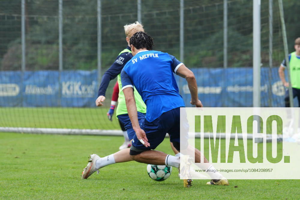 Deutschland: Fussball, Trainingseinheit, 3. Liga, Saison 2026-2027, NVB-Campus, SV Meppen, Dienstag, 06.10.2026, Vormittagstraining: Niclas Nadj (SV Meppen, 40) im Dribbling gegen Luca Prasse (SV Meppen, 31)