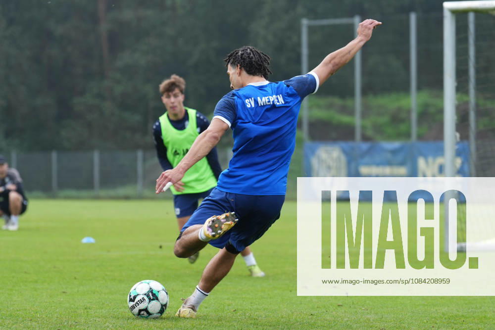 Deutschland: Fussball, Trainingseinheit, 3. Liga, Saison 2026-2027, NVB-Campus, SV Meppen, Dienstag, 06.10.2026, Vormittagstraining: Niclas Nadj (SV Meppen, 40) holt zum Schuss aus