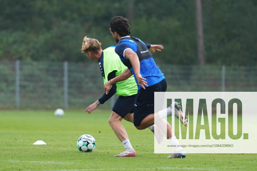Deutschland: Fussball, Trainingseinheit, 3. Liga, Saison 2026-2027, NVB-Campus, SV Meppen, Dienstag, 06.10.2026, Vormittagstraining: Dominique Domröse (SV Meppen, 2) im Laufduell mit Stefan Rankin (SV Meppen, 33)