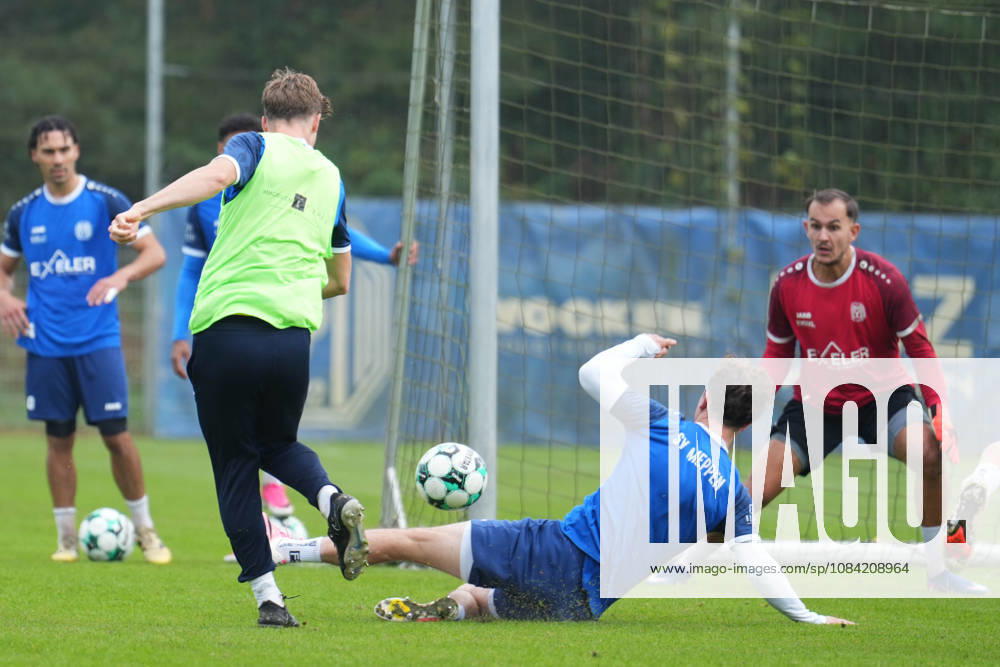 Deutschland: Fussball, Trainingseinheit, 3. Liga, Saison 2026-2027, NVB-Campus, SV Meppen, Dienstag, 06.10.2026, Vormittagstraining: Tobias Mißner Tobias Missner (SV Meppen, 3) blockt Schuss von Henrik Wittrock (SV Meppen, 24)