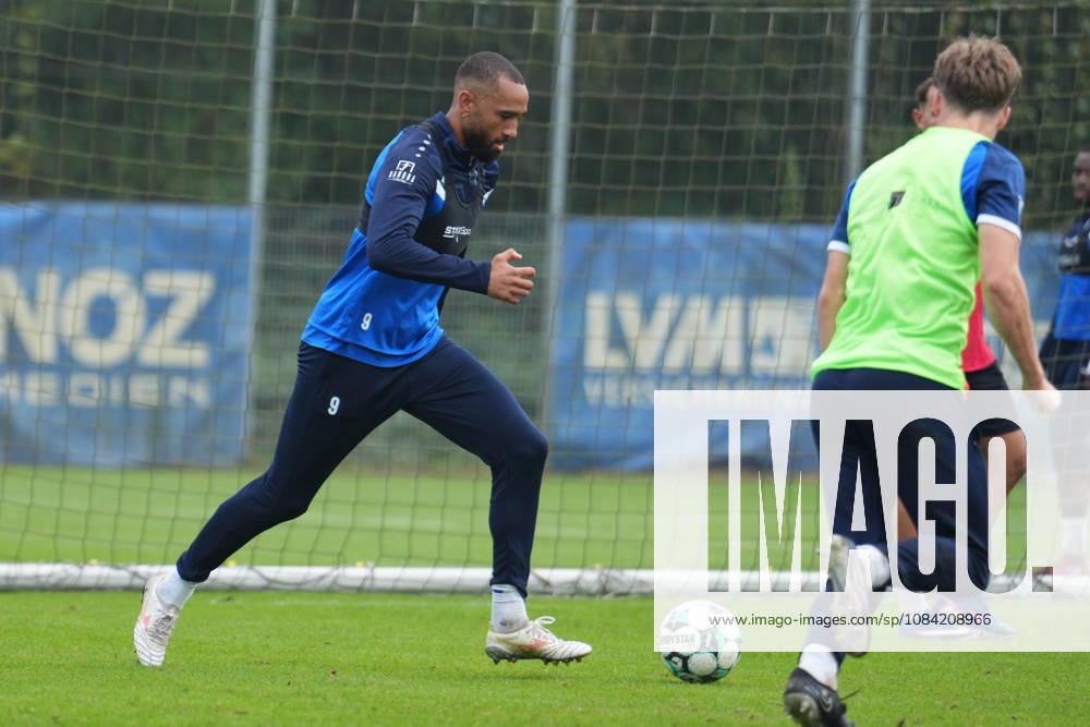 Deutschland: Fussball, Trainingseinheit, 3. Liga, Saison 2026-2027, NVB-Campus, SV Meppen, Dienstag, 06.10.2026, Vormittagstraining: Cyrill Akono (SV Meppen, 9) am Ball