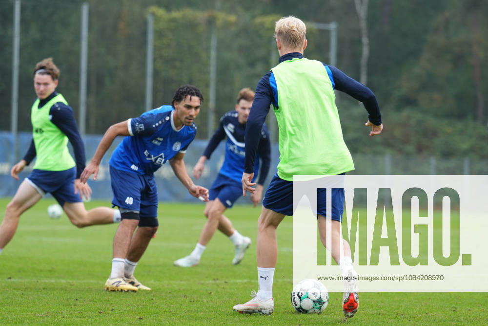 Deutschland: Fussball, Trainingseinheit, 3. Liga, Saison 2026-2027, NVB-Campus, SV Meppen, Dienstag, 06.10.2026, Vormittagstraining: Luca Prasse (SV Meppen, 31) am Ball, stehend vor Niclas Nadj (SV Meppen, 40)