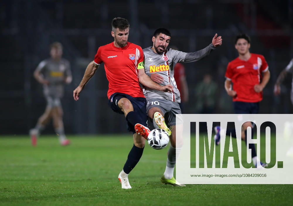 Fussball, Herren, Toto-Pokal, Viertelfinale, Saison 2026 2027, SpVgg Unterhaching - SSV Jahn Regensburg, Sportpark Unterhaching Alexander Winkler (SpVgg Unterhaching) (li.) mit Nassim Boujellab (SSV Jahn Regensburg) (re.) im Zweikampf um den Ball