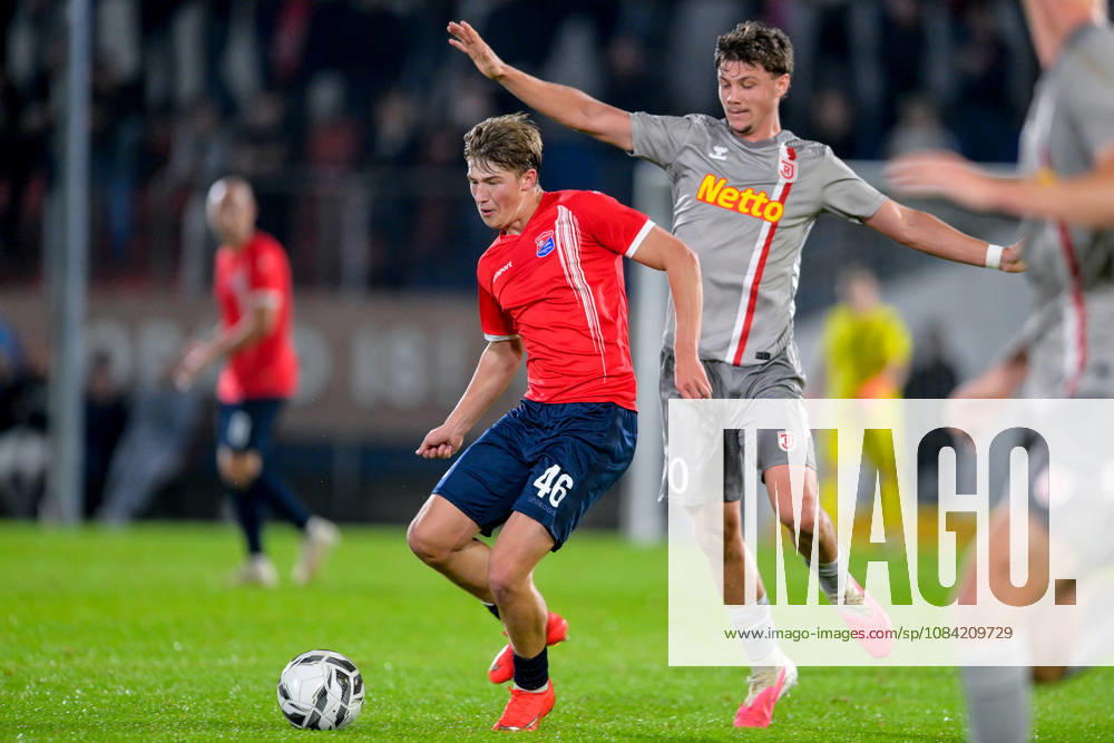 V.li.: Marinus Spann (Unterhaching, 46) Jakob Seibold (Regensburg, 40) im Zweikampf, Duell, duel, tackle, Dynamik, Action, Aktion, 06.10.2026, Unterhaching (Deutschland), Fussball, BFV Verbandspokal, Viertelfinale, SpVgg Unterhaching - SSV Jahn Regensburg