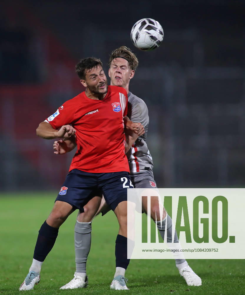 Fussball, Herren, Toto-Pokal, Viertelfinale, Saison 2026 2027, SpVgg Unterhaching - SSV Jahn Regensburg, Sportpark Unterhaching Moritz Müller Mueller (SpVgg Unterhaching) (li.) mit Leopold Wurm (SSV Jahn Regensburg) (re.) im Zweikampf um den Ball