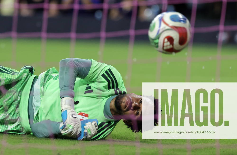 International soccer friendly - Colombia vs. Peru Peru goalkeeper Pedro Gallese in action during the international soccer friendly between Colombia and Peru at Nu Stadium in Miami, Florida, USA, 06 October 2026. MIAMI FLORIDA United States