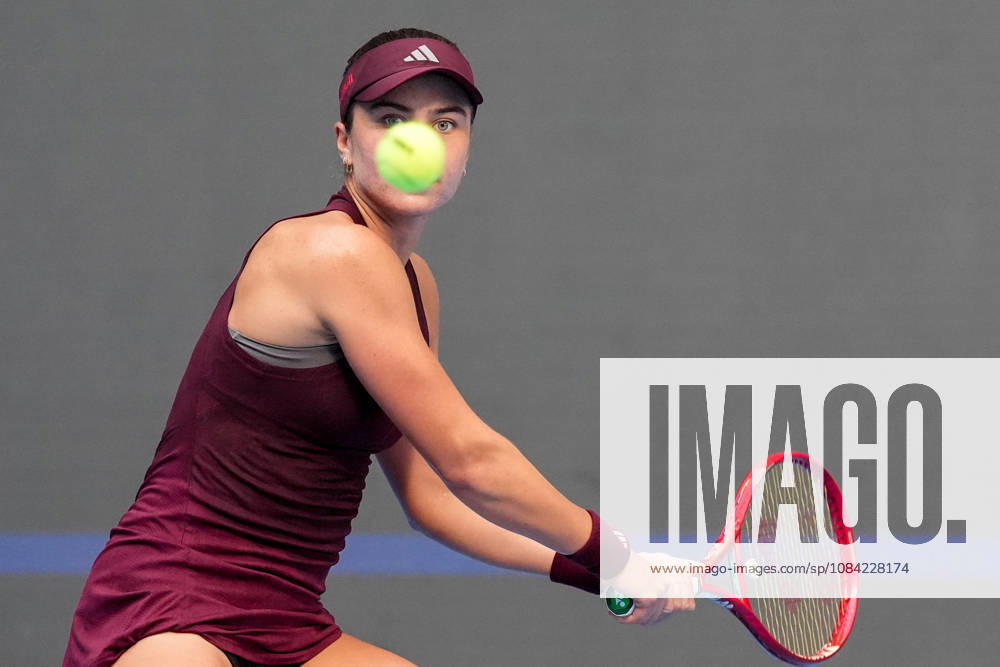 (261007) -- BEIJING, Oct. 7, 2026 -- Iva Jovic hits a return during the women s singles fourth round match between Iga Swiatek of Poland and Iva Jovic of the United States at 2026 China Open tennis tournament in Beijing, China, Oct. 7, 2026. ) (SP)CHINA-BEIJING-TENNIS-CHINA OPEN-WOMEN S SINGLES (CN) JuxHuanzong