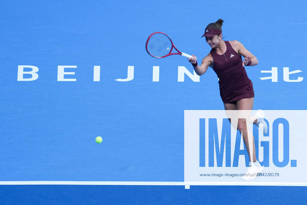 (261007) -- BEIJING, Oct. 7, 2026 -- Iva Jovic hits a return during the women s singles fourth round match between Iga Swiatek of Poland and Iva Jovic of the United States at 2026 China Open tennis tournament in Beijing, China, Oct. 7, 2026. ) (SP)CHINA-BEIJING-TENNIS-CHINA OPEN-WOMEN S SINGLES (CN) JuxHuanzong