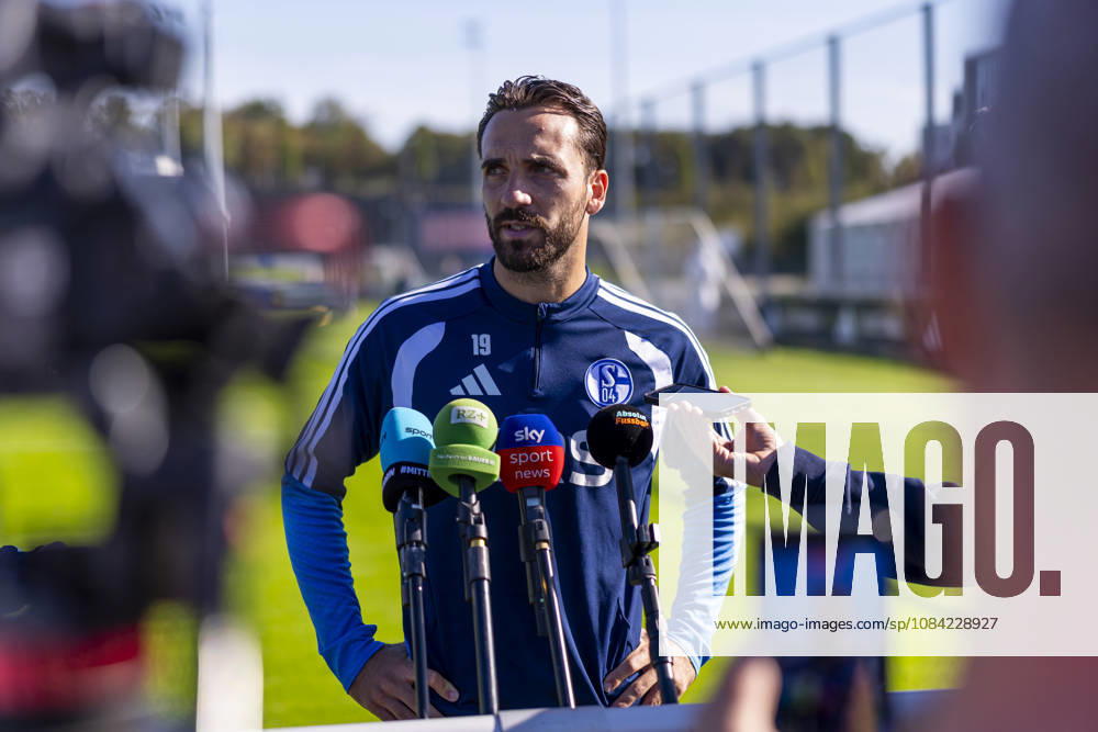 Fussball, Training des FC Schalke 04. Medienrunde mit Kenan Karaman (FC Schalke 04). Gelsenkirchen Trainingsgelände FC Schalke 04 NRW Deutschland xRHR-FOTO YYx