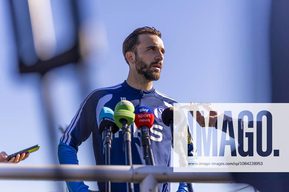 Fussball, Training des FC Schalke 04. Medienrunde mit Kenan Karaman (FC Schalke 04). Gelsenkirchen Trainingsgelände FC Schalke 04 NRW Deutschland xRHR-FOTO YYx