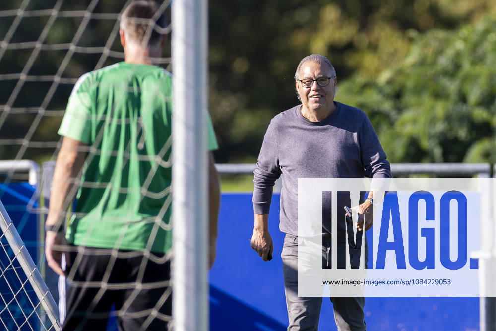 Fussball, Training des FC Schalke 04. Scout Manfred Manni Dubski (FC Schalke 04). Gelsenkirchen Trainingsgelände FC Schalke 04 NRW Deutschland xRHR-FOTO YYx