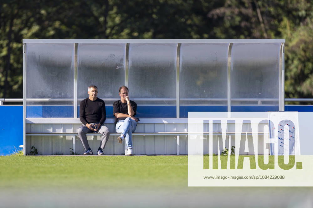 Fussball, Training des FC Schalke 04. v. l. Sportlicher Leiter NLZ Ayhan Tumani (FC Schalke 04), Administrativer Leiter NLZ Till Beckmann FC Schalke 04). Gelsenkirchen Trainingsgelände FC Schalke 04 NRW Deutschland xRHR-FOTO YYx