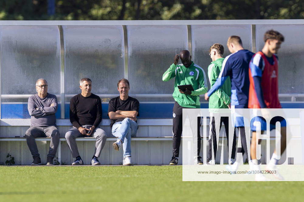 Fussball, Training des FC Schalke 04. v. l. Scout Manfred Manni Dubski (FC Schalke 04), Sportlicher Leiter NLZ Ayhan Tumani (FC Schalke 04), Administrativer Leiter NLZ Till Beckmann FC Schalke 04). Gelsenkirchen Trainingsgelände FC Schalke 04 NRW Deutschland xRHR-FOTO YYx