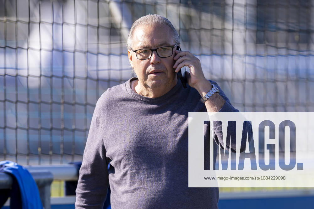 Fussball, Training des FC Schalke 04. Scout Manfred Manni Dubski (FC Schalke 04). Gelsenkirchen Trainingsgelände FC Schalke 04 NRW Deutschland xRHR-FOTO YYx