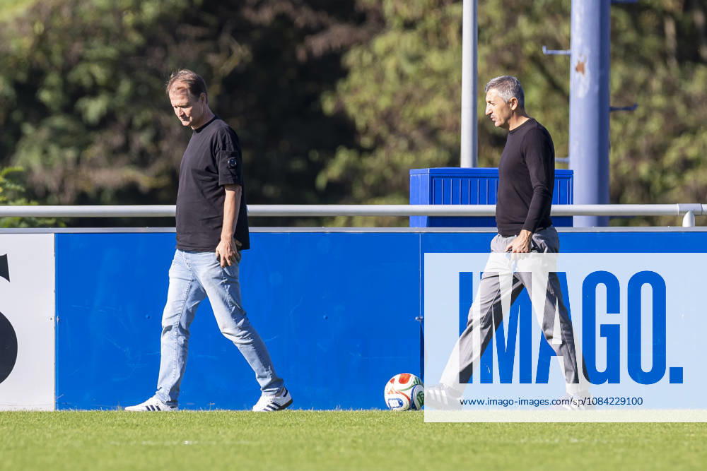 Fussball, Training des FC Schalke 04. v. l. Administrativer Leiter NLZ Till Beckmann FC Schalke 04), Sportlicher Leiter NLZ Ayhan Tumani (FC Schalke 04). Gelsenkirchen Trainingsgelände FC Schalke 04 NRW Deutschland xRHR-FOTO YYx