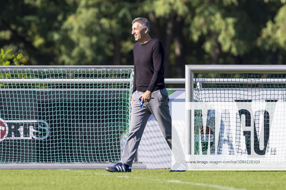 Fussball, Training des FC Schalke 04. Sportlicher Leiter NLZ Ayhan Tumani (FC Schalke 04). Gelsenkirchen Trainingsgelände FC Schalke 04 NRW Deutschland xRHR-FOTO YYx