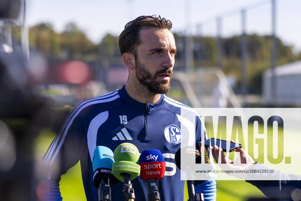 Fussball, Training des FC Schalke 04. Medienrunde mit Kenan Karaman (FC Schalke 04). Gelsenkirchen Trainingsgelände FC Schalke 04 NRW Deutschland xRHR-FOTO YYx