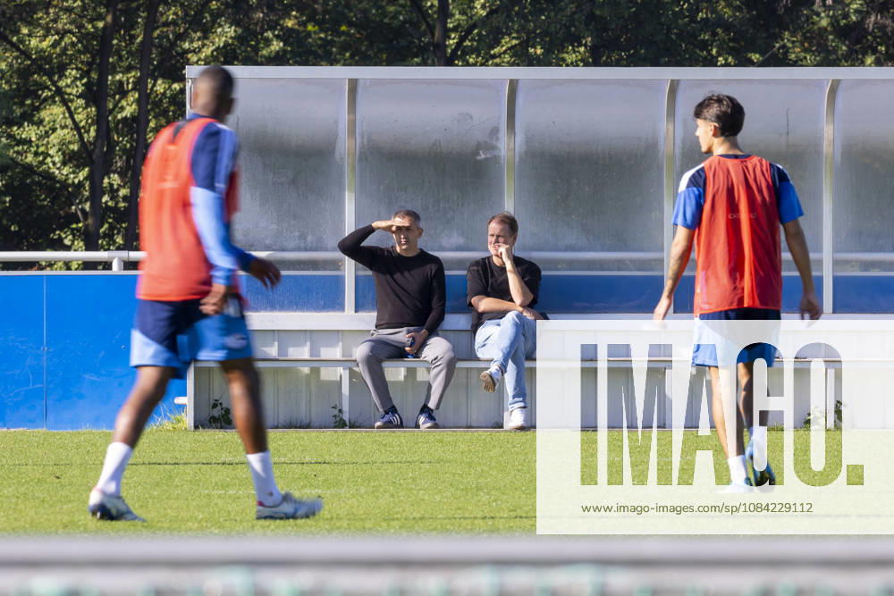 Fussball, Training des FC Schalke 04. v. l. Sportlicher Leiter NLZ Ayhan Tumani (FC Schalke 04), Administrativer Leiter NLZ Till Beckmann FC Schalke 04). Gelsenkirchen Trainingsgelände FC Schalke 04 NRW Deutschland xRHR-FOTO YYx