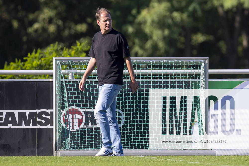 Fussball, Training des FC Schalke 04. Administrativer Leiter NLZ Till Beckmann FC Schalke 04). Gelsenkirchen Trainingsgelände FC Schalke 04 NRW Deutschland xRHR-FOTO YYx