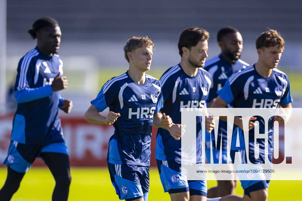 Fussball, Training des FC Schalke 04. v. l. Junior Dina Ebimbe (FC Schalke 04), Luca Vozar (FC Schalke 04), Adrian Gantenbein (FC Schalke 04), Moussa Sylla (FC Schalke 04), Vitalie Becker (FC Schalke 04). Gelsenkirchen Trainingsgelände FC Schalke 04 NRW Deutschland xRHR-FOTO YYx
