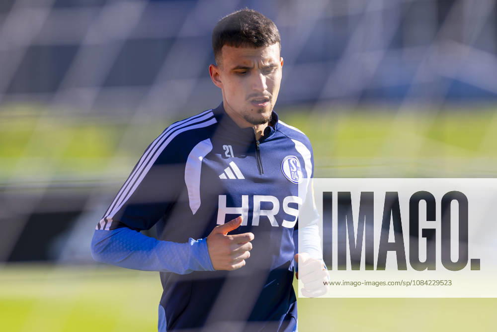 Fussball, Training des FC Schalke 04. Dejan Ljubicic (FC Schalke 04) trainiert individuell. Gelsenkirchen Trainingsgelände FC Schalke 04 NRW Deutschland xRHR-FOTO YYx
