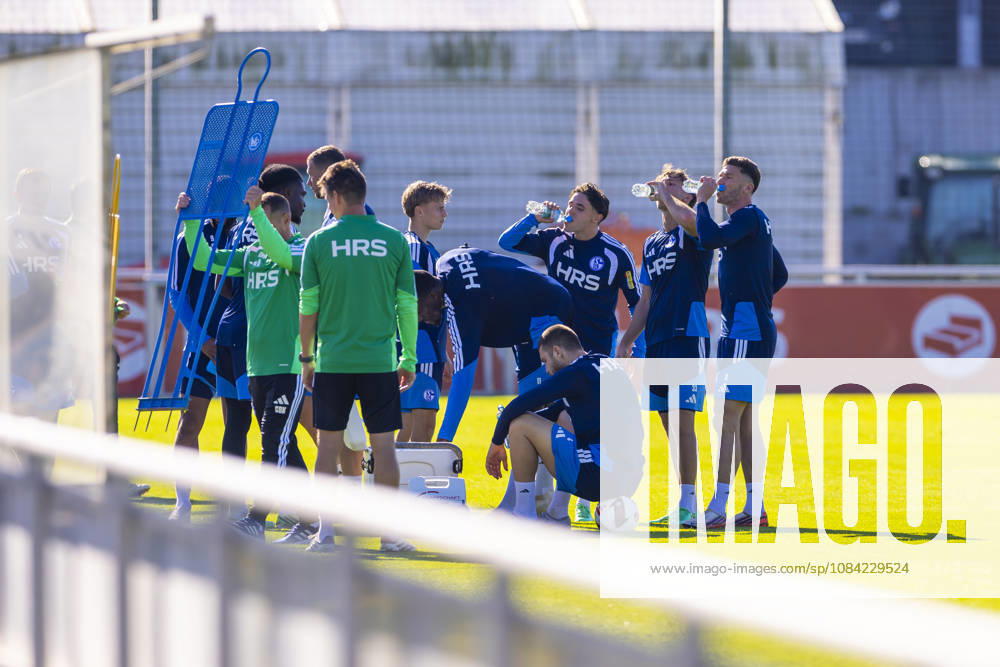 Fussball, Training des FC Schalke 04. Die Spieler des S04 machen eine Trinkpause. Gelsenkirchen Trainingsgelände FC Schalke 04 NRW Deutschland xRHR-FOTO YYx