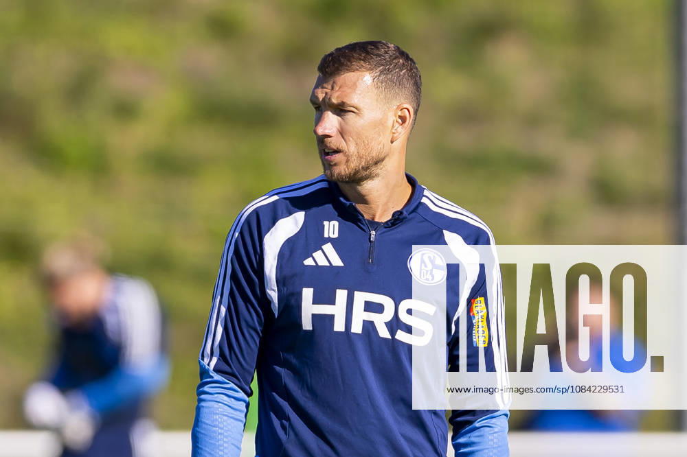 Fussball, Training des FC Schalke 04. Edin Dzeko (FC Schalke 04). Gelsenkirchen Trainingsgelände FC Schalke 04 NRW Deutschland xRHR-FOTO YYx
