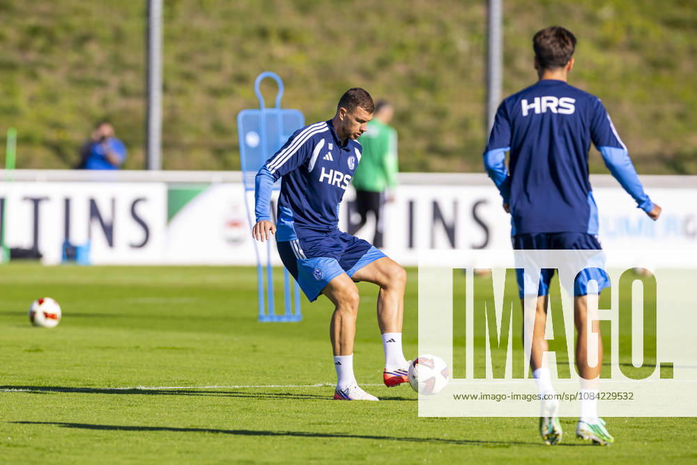 Fussball, Training des FC Schalke 04. Edin Dzeko (FC Schalke 04). Gelsenkirchen Trainingsgelände FC Schalke 04 NRW Deutschland xRHR-FOTO YYx
