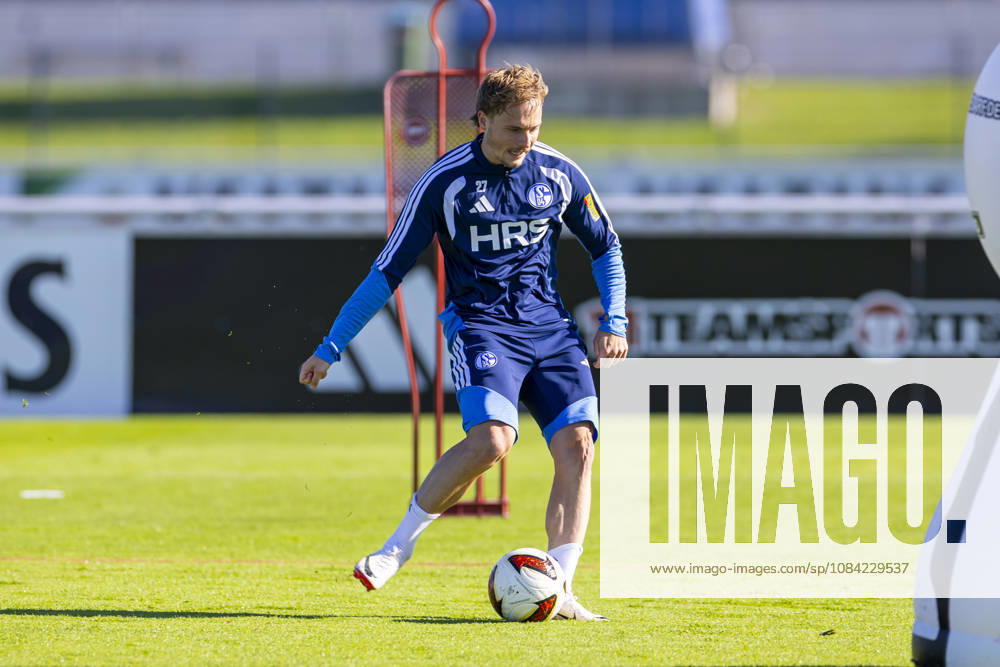 Fussball, Training des FC Schalke 04. Finn Porath (FC Schalke 04). Gelsenkirchen Trainingsgelände FC Schalke 04 NRW Deutschland xRHR-FOTO YYx