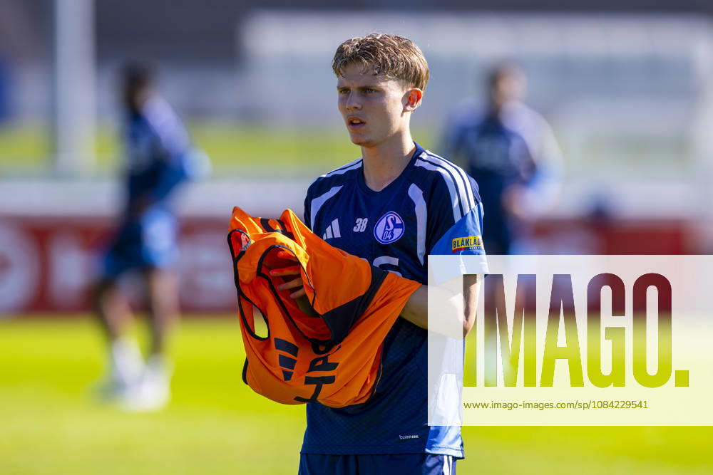 Fussball, Training des FC Schalke 04. Luca Vozar (FC Schalke 04) zieht ein Leibchen an. Gelsenkirchen Trainingsgelände FC Schalke 04 NRW Deutschland xRHR-FOTO YYx