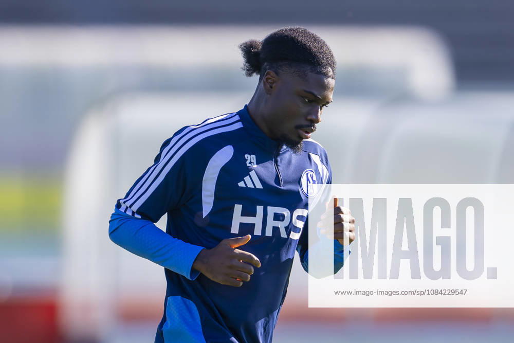Fussball, Training des FC Schalke 04. Junior Dina Ebimbe (FC Schalke 04). Gelsenkirchen Trainingsgelände FC Schalke 04 NRW Deutschland xRHR-FOTO YYx
