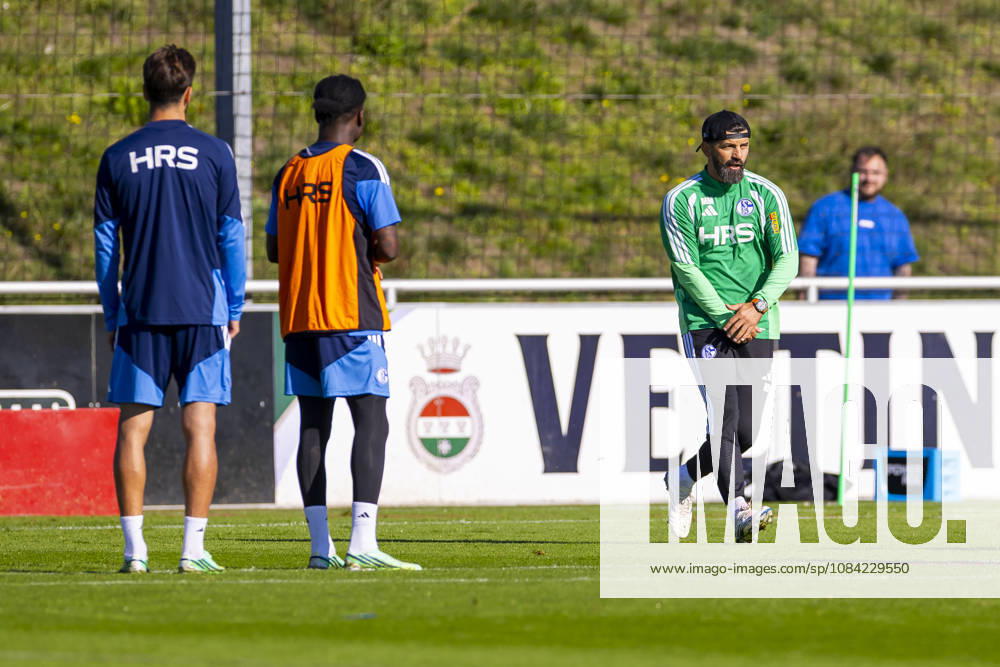Fussball, Training des FC Schalke 04. Trainer Miron Muslic (FC Schalke 04) gibt Anweisungen. Gelsenkirchen Trainingsgelände FC Schalke 04 NRW Deutschland xRHR-FOTO YYx