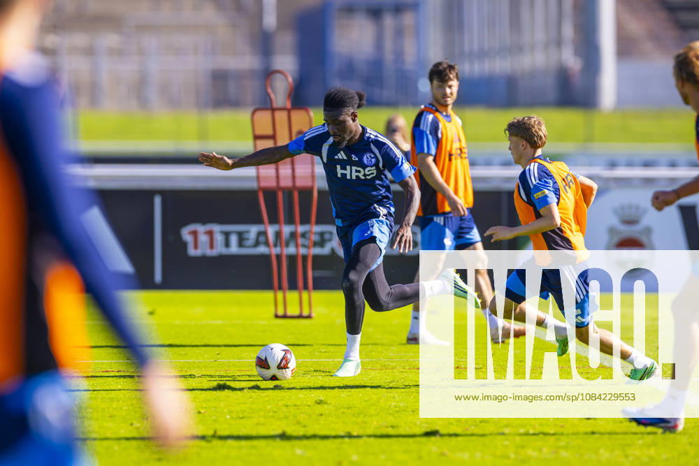 Fussball, Training des FC Schalke 04. Junior Dina Ebimbe (FC Schalke 04). Gelsenkirchen Trainingsgelände FC Schalke 04 NRW Deutschland xRHR-FOTO YYx