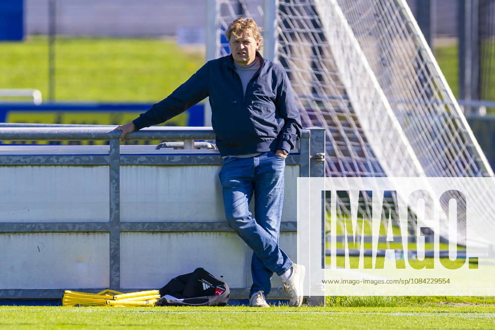 Fussball, Training des FC Schalke 04. Direktor Profifussball Youri Mulder (FC Schalke 04) lehnt an der Bande. Gelsenkirchen Trainingsgelände FC Schalke 04 NRW Deutschland xRHR-FOTO YYx
