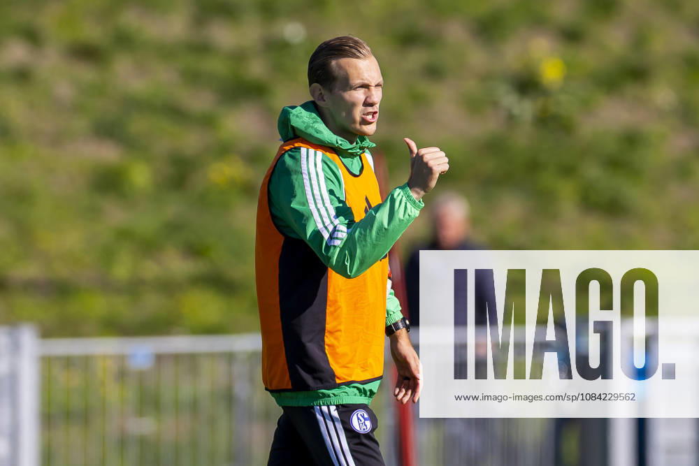 Fussball, Training des FC Schalke 04. Co-Trainer Adin Osmanbasic (FC Schalke 04) gibt Anweisungen. Gelsenkirchen Trainingsgelände FC Schalke 04 NRW Deutschland xRHR-FOTO YYx