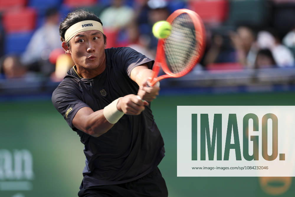 (261007) -- SHANGHAI, Oct. 7, 2026 -- Zhang Zhizhen hits a return during the men s singles first round match between Zhang Zhizhen of China and Tomas Machac of the Czech Republic at the 2026 ATP, Tennis Herren tour Shanghai Masters tennis tournament in Shanghai, China, Oct. 7, 2026. ) (SP)CHINA-SHANGHAI-TENNIS-SHANGHAI MASTERS-MEN S SINGLES (CN) WangxXiang
