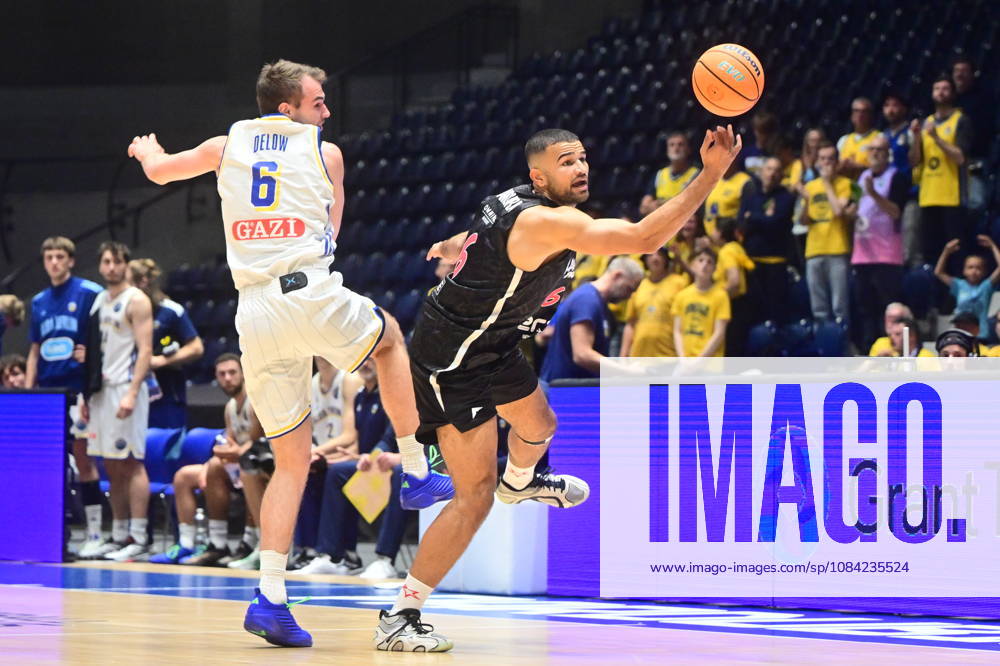 Men s basketball Champions League, group G, 1st round, match Slavia Praha NBK and Alba Berlin in Pardubice, Czech Republic, October 7, 2026. From left Malte Delow of Alba, Nana Owusu-Anane of Slavia. (CTKxPhoto JosefxVostarek) CTKPhotoP2026100707308 CTKPhotoP2026100707308