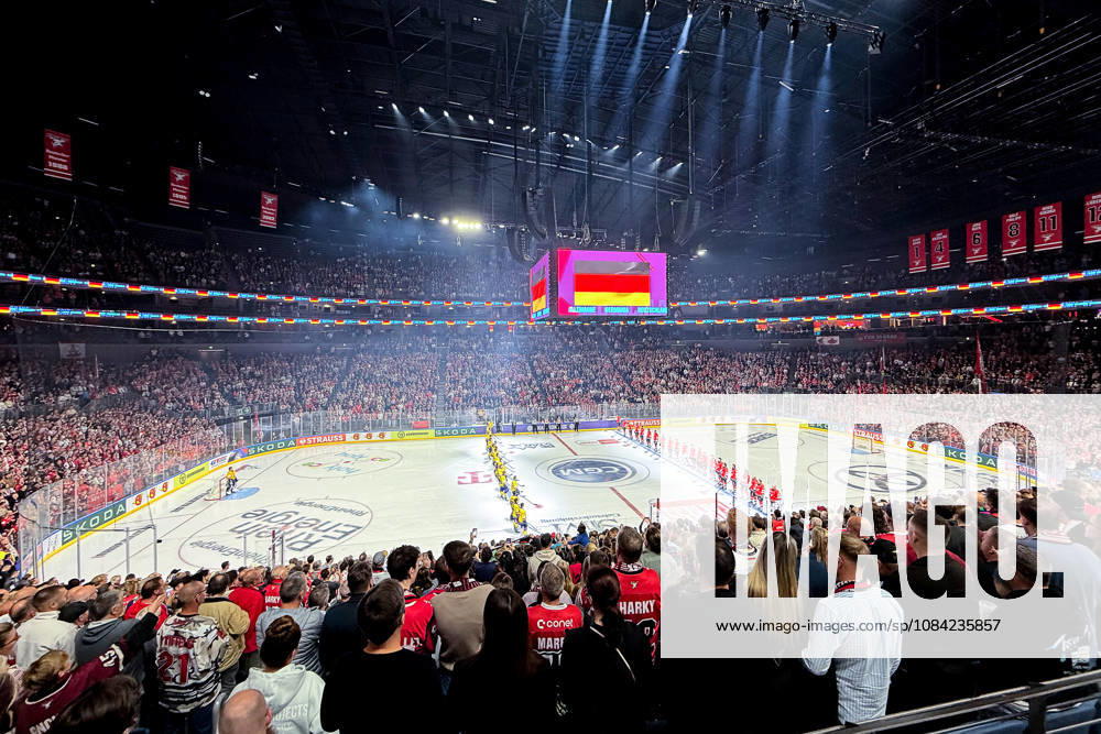 Eishockey, CHL, Kölner Haie - Blue Fox Herning, Champions Hockey League 2026 27, 5. Spieltag, Saison 2026 27, Lanxess-Arena Köln: Innenansicht Übersicht, Übersichtsbild Innen Spielstätte, Die Mannschaften Zusammen bei der Nationalhymne Nordrhein-Westfalen Deutschland