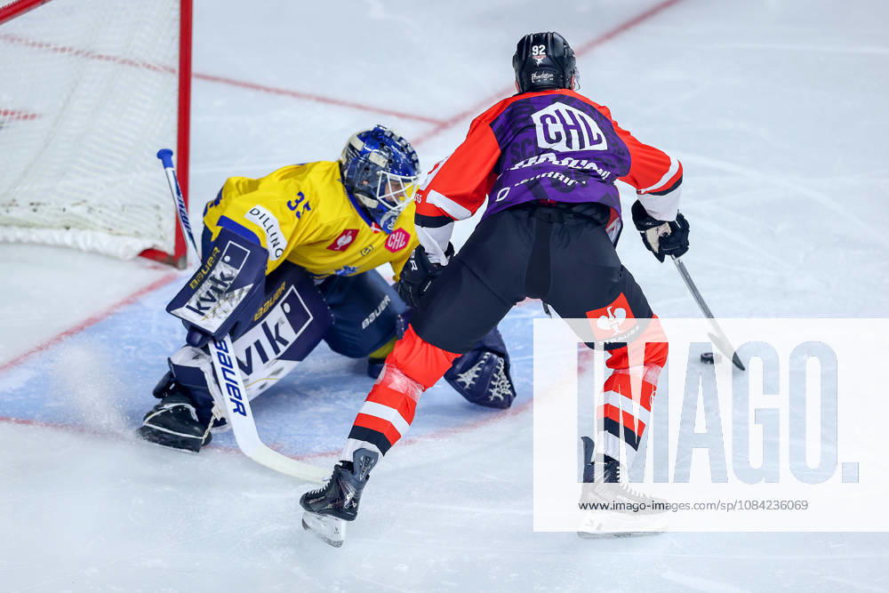 Eishockey, CHL, Kölner Haie - Blue Fox Herning, Champions Hockey League 2026 27, 5. Spieltag, Saison 2026 27, Lanxess-Arena Köln: Marcel Noebels (Koelner Haie 92) verpasst die Torchance beim Penalty Schuss auf Janis Fecers (Blue Fox Herning 35) Nordrhein-Westfalen Deutschland