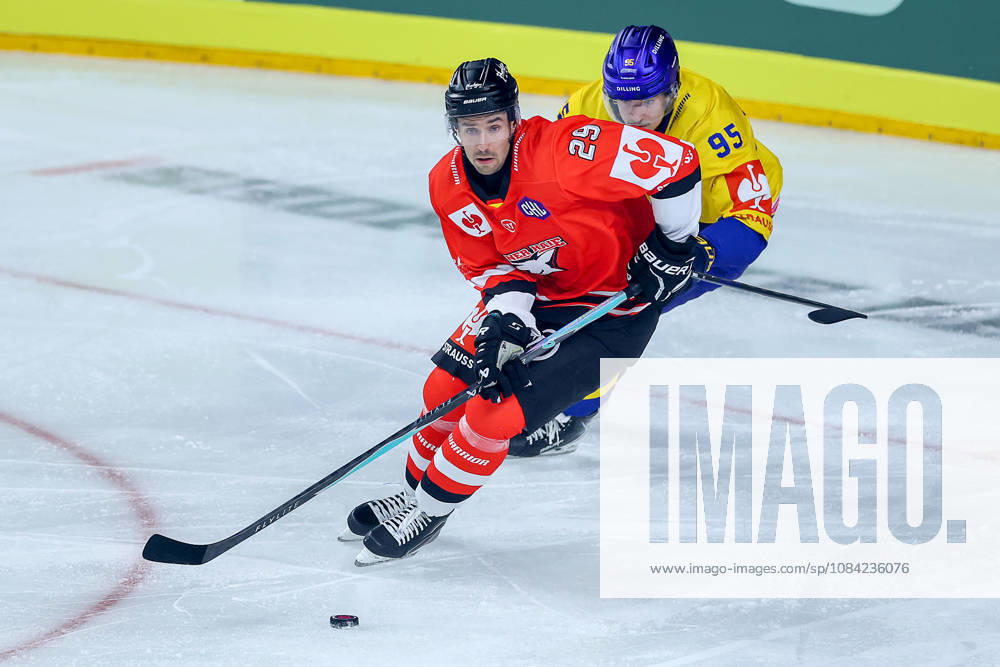 Eishockey, CHL, Kölner Haie - Blue Fox Herning, Champions Hockey League 2026 27, 5. Spieltag, Saison 2026 27, Lanxess-Arena Köln: Tim Fleischer (Koelner Haie 29) im Zweikampf gegen Artturi Mikael Toivola (Blue Fox Herning 95) Nordrhein-Westfalen Deutschland