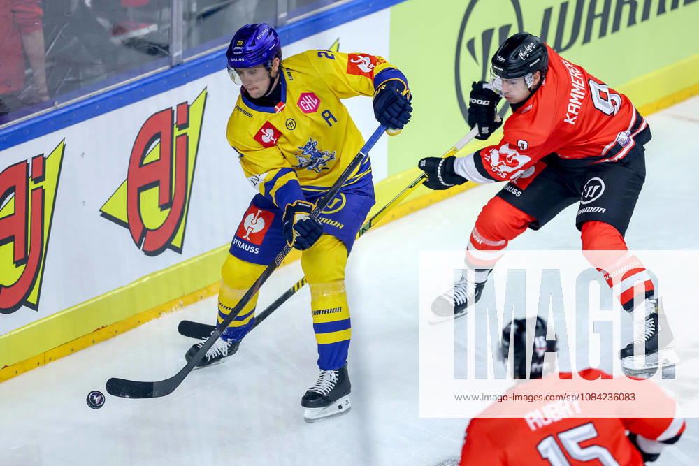 Eishockey, CHL, Kölner Haie - Blue Fox Herning, Champions Hockey League 2026 27, 5. Spieltag, Saison 2026 27, Lanxess-Arena Köln: Emil Lojborg Kristensen (Blue Fox Herning 28) im Zweikampf gegen Maximilian Kammerer (Koelner Haie 09) Nordrhein-Westfalen Deutschland