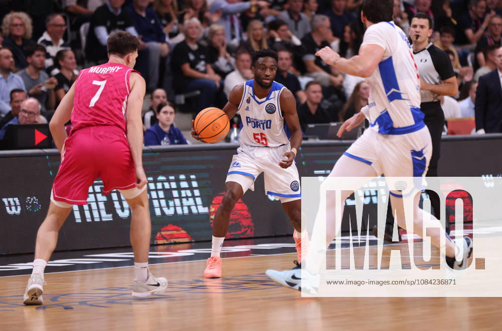 Childe Dundao (Porto) am Ball gegen Grayson Murphy (Bonn), BCL, Telekom Baskets Bonn vs FC Porto, Bonn
