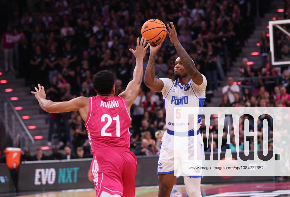 Corey Allen-Williams (Porto) wirft neben Joel Aminu (Bonn), BCL, Telekom Baskets Bonn vs FC Porto, Bonn